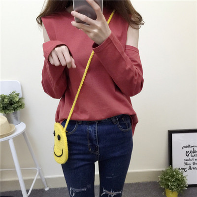 Страхотна дамска блуза изрязана на рамото с широки ръкави