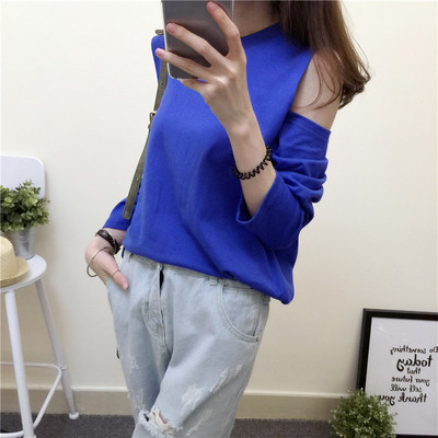 Страхотна дамска блуза изрязана на рамото с широки ръкави