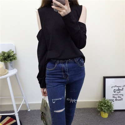 Страхотна дамска блуза изрязана на рамото с широки ръкави