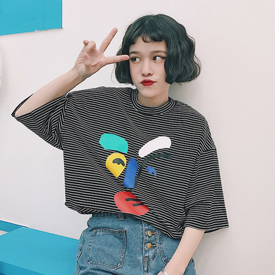 Раирана дамска блуза с къс ръкав и апликация