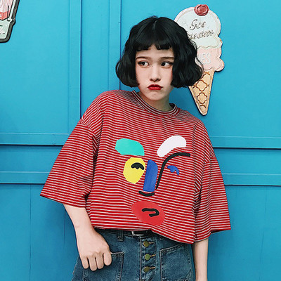 Раирана дамска блуза с къс ръкав и апликация