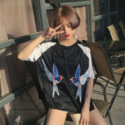 Спортно-елегантна женска копринена тениска с бродерия лястовички