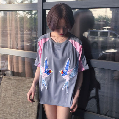 Спортно-елегантна женска копринена тениска с бродерия лястовички