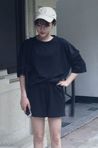 Μοντέρνο γυναικείο σύνολο σε τρία χρώματα