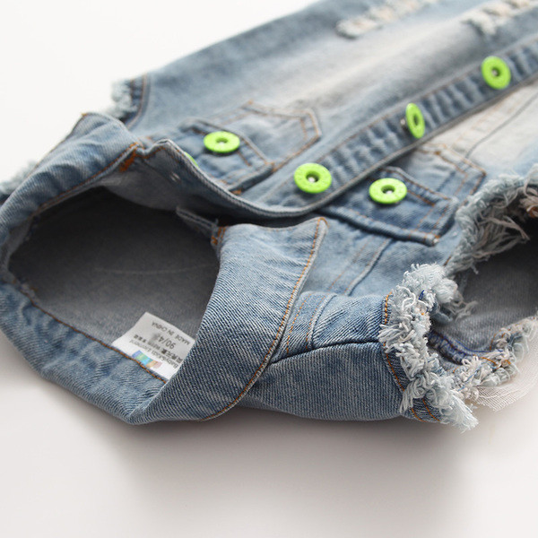 Страхотно дънково елече с апликация пеперуда на гърба