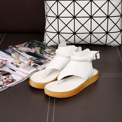 Μεγάλη κυρίες σανδάλια σε δύο χρώματα και υψηλή κούμπωμα