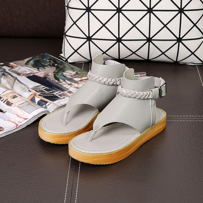 Μεγάλη κυρίες σανδάλια σε δύο χρώματα και υψηλή κούμπωμα