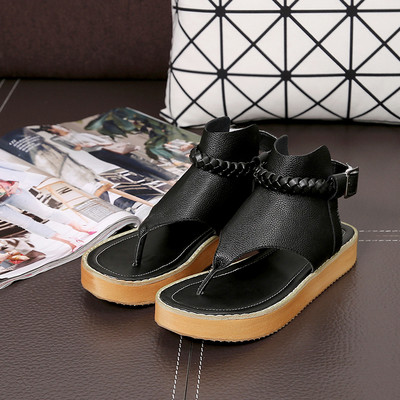 Μεγάλη κυρίες σανδάλια σε δύο χρώματα και υψηλή κούμπωμα