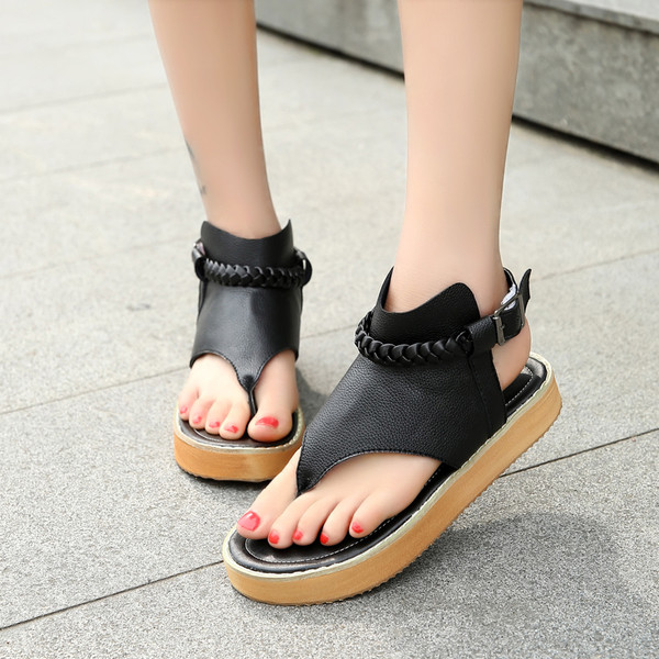 Μεγάλη κυρίες σανδάλια σε δύο χρώματα και υψηλή κούμπωμα