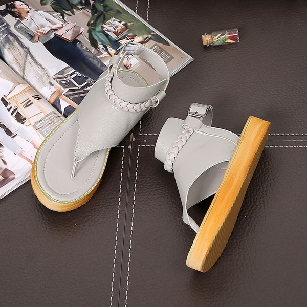 Μεγάλη κυρίες σανδάλια σε δύο χρώματα και υψηλή κούμπωμα