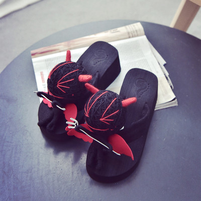 Много интересни дамски чехли с дяволчета на презрамките