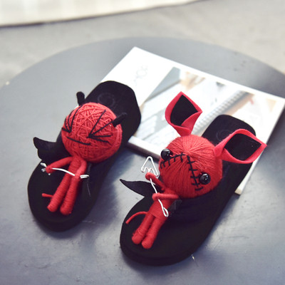 Много интересни дамски чехли с дяволчета на презрамките