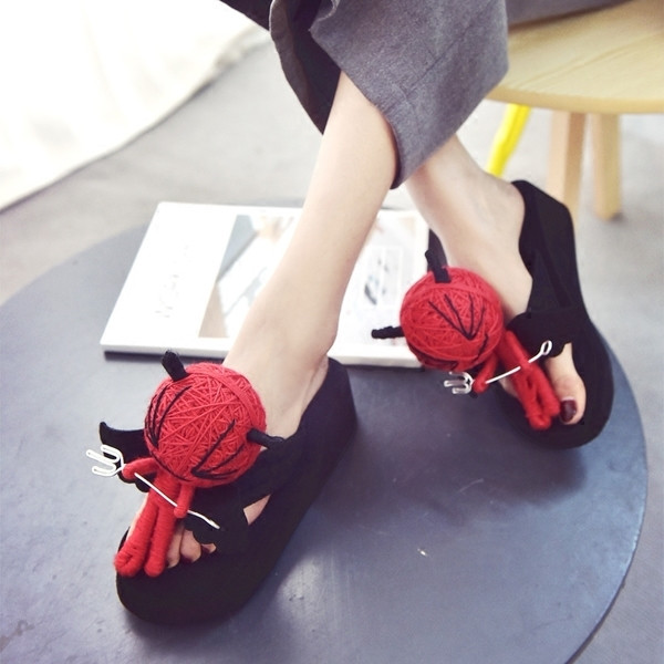 Много интересни дамски чехли с дяволчета на презрамките