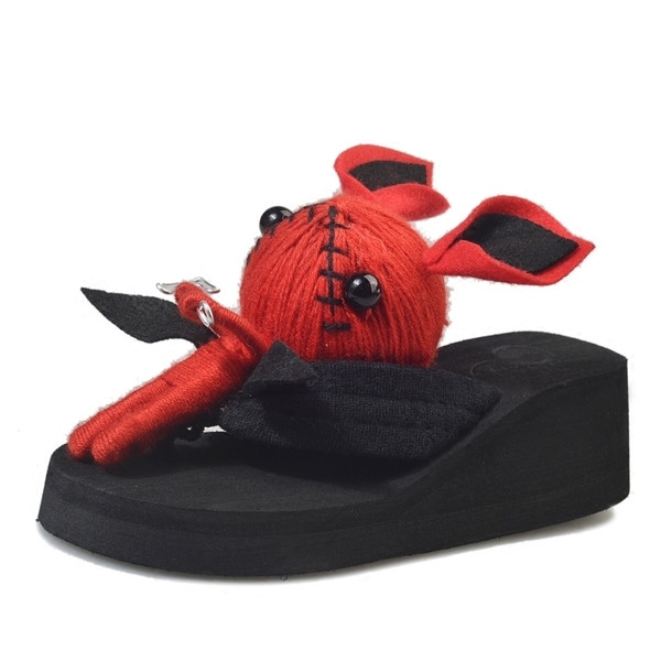 Много интересни дамски чехли с дяволчета на презрамките