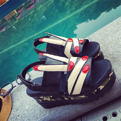 ριγέ σανδάλια σύγχρονες γυναίκες με υψηλή αποκλειστική