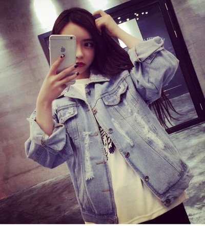 Κομψό κυρίες τζιν μπουφάν ασταθής υπό το φως μπλε και σκούρο μπλε έκδοση