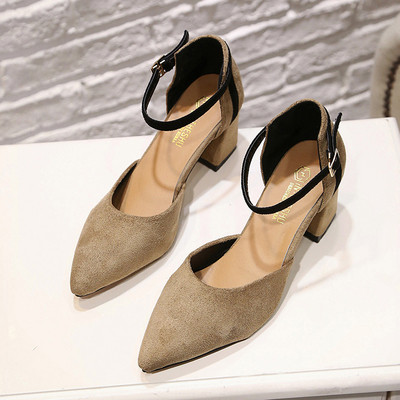 σουέντ πέδιλα Μεγάλη κυρίες με ψηλά τακούνια και χρυσό κούμπωμα