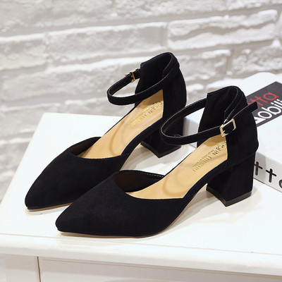 σουέντ πέδιλα Μεγάλη κυρίες με ψηλά τακούνια και χρυσό κούμπωμα