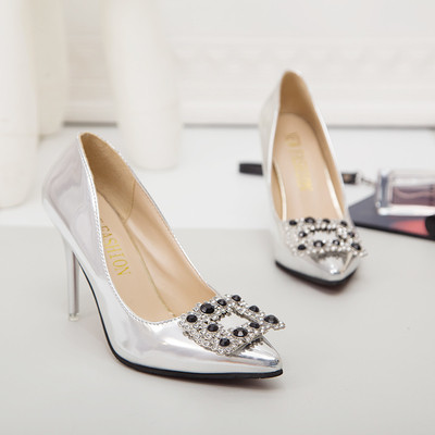 Πολύ όμορφα και πολύ κομψά  παπούτσια με glitter και τα ψηλά τακούνια