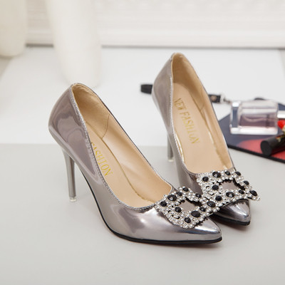 Πολύ όμορφα και πολύ κομψά  παπούτσια με glitter και τα ψηλά τακούνια