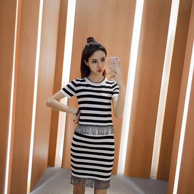 Σετ από δύο μέρη - η φούστα και μπλούζα με κοντά μανίκια με περιθώριο - μαύρο ή γκρι ρίγες