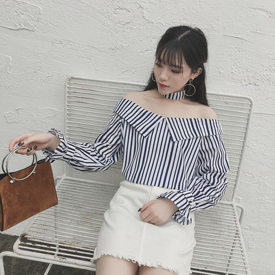 Μεγάλη γυναικεία ριγέ πουκάμισο με έναν ώμο και φαρδιά μανίκια