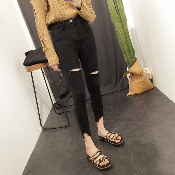 Много модерни дамски впити дънки с цепнати колена