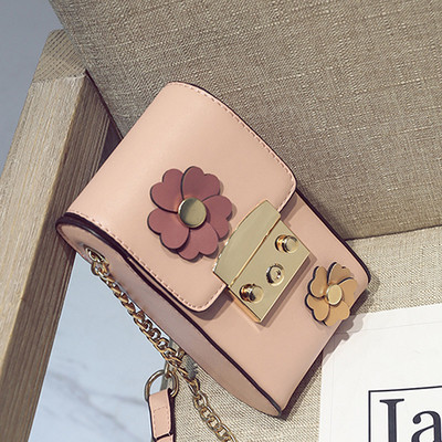 Σύγχρονη τσάντα πάνω από ανθισμένο από τον ώμο 