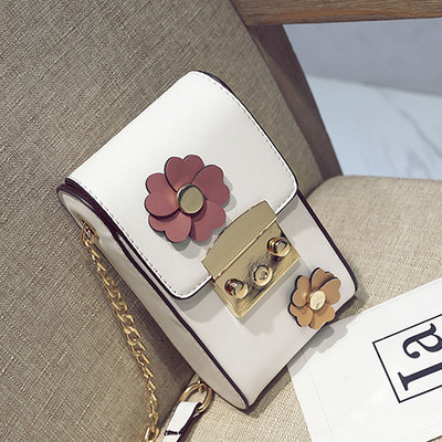 Σύγχρονη τσάντα πάνω από ανθισμένο από τον ώμο 