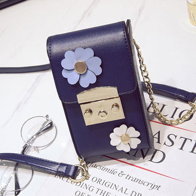 Σύγχρονη τσάντα πάνω από ανθισμένο από τον ώμο 