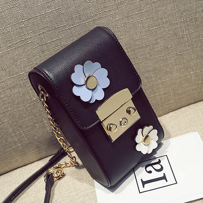 Σύγχρονη τσάντα πάνω από ανθισμένο από τον ώμο 