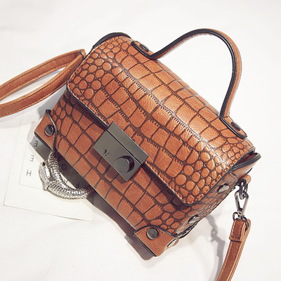 Σύγχρονη πορτοφόλι με μια λαβή πάνω από τον ώμο με ένα μαλακό δέρμα