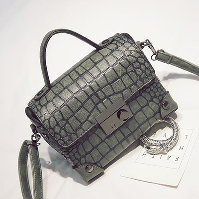 Σύγχρονη πορτοφόλι με μια λαβή πάνω από τον ώμο με ένα μαλακό δέρμα