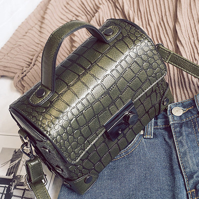 Σύγχρονη πορτοφόλι με μια λαβή πάνω από τον ώμο με ένα μαλακό δέρμα