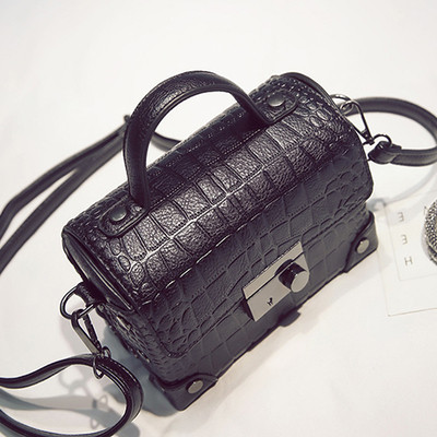 Σύγχρονη πορτοφόλι με μια λαβή πάνω από τον ώμο με ένα μαλακό δέρμα