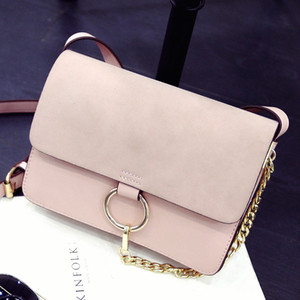 Изключително свежа дамска чантичка с дълга дръжка през рамо подходяща за ежедневието