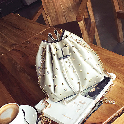 Καθημερινά οι γυναίκες πρακτική τσάντα με χάντρες και μακριά λαβή σε διάφορα χρώματα