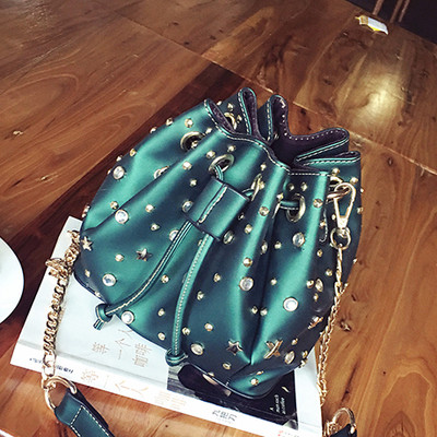 Καθημερινά οι γυναίκες πρακτική τσάντα με χάντρες και μακριά λαβή σε διάφορα χρώματα