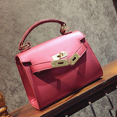 τσάντα ματ με χρυσό κούμπωμα και μακριά λαβή σε διάφορα χρώματα