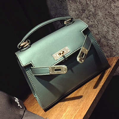 τσάντα ματ με χρυσό κούμπωμα και μακριά λαβή σε διάφορα χρώματα