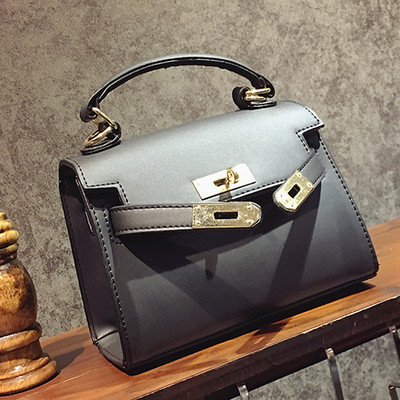 τσάντα ματ με χρυσό κούμπωμα και μακριά λαβή σε διάφορα χρώματα