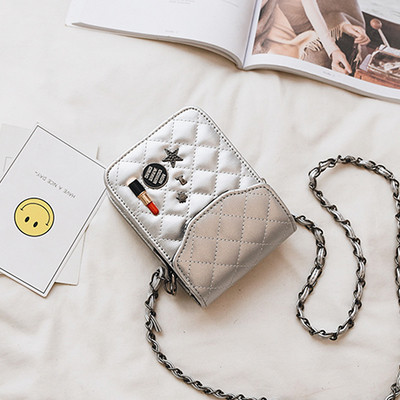 Μεγάλη τσάντα με γεμισμένη λαβή πάνω από τον ώμο σε δύο χρώματα