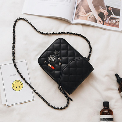 Μεγάλη τσάντα με γεμισμένη λαβή πάνω από τον ώμο σε δύο χρώματα