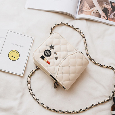 Μεγάλη τσάντα με γεμισμένη λαβή πάνω από τον ώμο σε δύο χρώματα