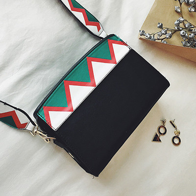 Μια μεγάλη τσάντα σε τρία χρώματα φοριούνται στην καθημερινή ζωή