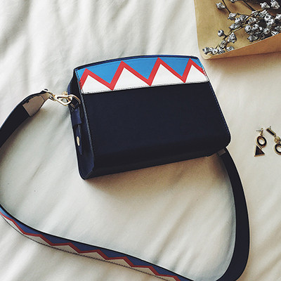 Μια μεγάλη τσάντα σε τρία χρώματα φοριούνται στην καθημερινή ζωή