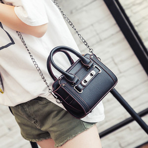 Стилна шарена малка чантичка подходяща да се носи както в ръка така и с дълга дръжка през рамо