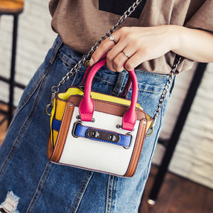 Стилна шарена малка чантичка подходяща да се носи както в ръка така и с дълга дръжка през рамо