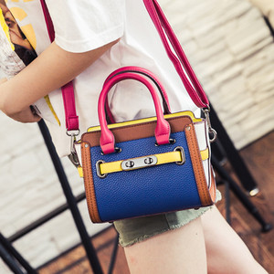 Стилна шарена малка чантичка подходяща да се носи както в ръка така и с дълга дръжка през рамо