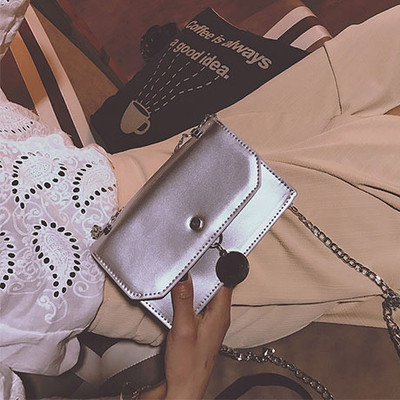 Много модерна вечерна дамска лачена чанта в четири цвята с дълга дръжка през рамо